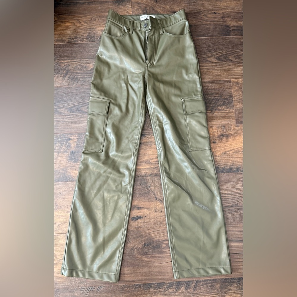 Abercrombie & Fitch ‘90s Relaxed High Rise Olive Green Leather Cargo Pants 25/0